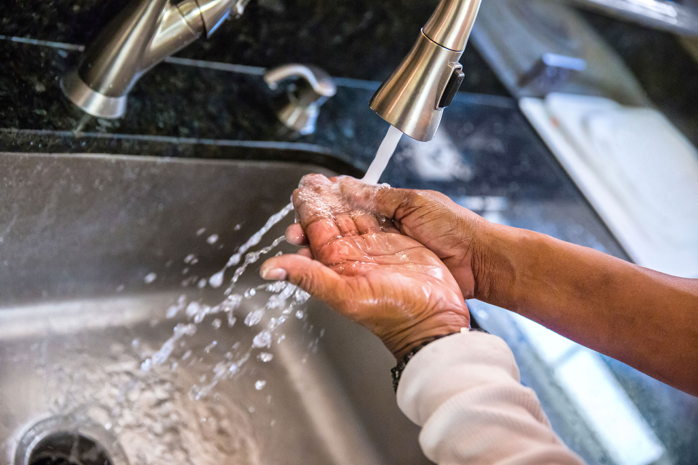 Механическое мытье. Мытье рук. Мытье мужских рук. Человек моет руки.